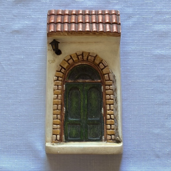 Ceramic hanging craft wall decor pieces showcases a charming cottage style. - Picture 3 of 7